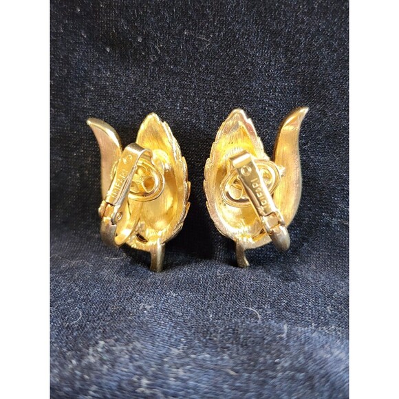Vintage Signed Crown Trifari Brushed Gold tone Wheat Clip On Earrings Pinecone - Picture 7 of 11